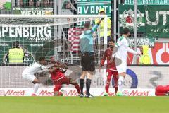 1. Bundesliga - Fußball - FC Ingolstadt 04 - Werder Bremen - Torwart Martin Hansen (35, FCI) Marcel Tisserand (32, FCI) behindern sich gegenseitig, Roger de Oliveira Bernardo (8, FCI) gibt den Ball nicht her