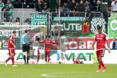 1. Bundesliga - Fußball - FC Ingolstadt 04 - Werder Bremen - Tor für Bremen 2:2, hängende Köpfe, Almog Cohen (36, FCI) Darío Lezcano (11, FCI) Pascal Groß (10, FCI), Jubel bei Claudio Pizarro (14 Bremen) Serge Gnabry (29 Bremen)