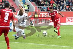 1. Bundesliga - Fußball - FC Ingolstadt 04 - Borussia Mönchengladbach - Darío Lezcano (11, FCI) zieht ab zum Tor Schuß, Jannik Vestergaard (#4 Gladbach)