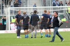 1. Bundesliga - Fußball - FC Ingolstadt 04 - TSG 1899 Hoffenheim 1:2 - Spiel ist aus, Niederlage 1:2 für IN, Cheftrainer Markus Kauczinski (FCI) geht vom Platz und zeiht sich die Jacke aus