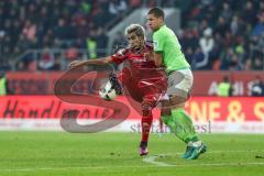 1. Bundesliga - Fußball - FC Ingolstadt 04 - VfL Wolfsburg -Zweikampf Darío Lezcano (11, FCI) und Jeffrey Bruma (5 Wolfsburg)