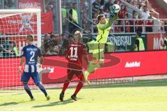 1. Bundesliga - Fußball - FC Ingolstadt 04 - Hertha BSC Berlin - Torwart Rune Jarstein (Hertha 22) fängt vor dem Darío Lezcano (11, FCI)