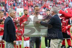 1. Bundesliga - Fußball - FC Ingolstadt 04 - FC Schalke 04 - letzter Spieltag - Verabschiedung von Torwart Christian Ortag (39, FCI)#Geschäftsführer Harald Gärtner (FCI) Martin Wagener übergibt Geschenk