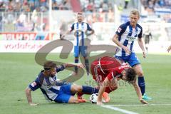 1. Bundesliga - Fußball - FC Ingolstadt 04 - Hertha BSC Berlin - mitte Mathew Leckie (7, FCI) wird gefoult von links Marvin Plattenhardt (Hertha 21)