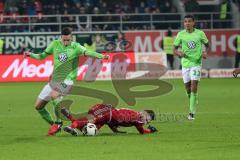 1. Bundesliga - Fußball - FC Ingolstadt 04 - VfL Wolfsburg - Julian Draxler (10 Wolfsburg) holt Moritz Hartmann (9, FCI) von den Füßen, Foul, hinten rechts Luiz Gustavo (22 Wolfsburg)