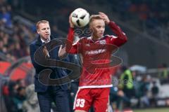 1. Bundesliga - Fußball - FC Ingolstadt 04 - VfL Wolfsburg -links Cheftrainer Maik Walpurgis (FCI) feuert Florent Hadergjonaj (33, FCI) Einwurf an