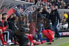 1. Bundesliga - Fußball - FC Ingolstadt 04 - Borussia Dortmund - Cheftrainer Markus Kauczinski (FCI) geht zur Bank