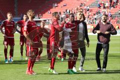 1. Bundesliga - Fußball - FC Ingolstadt 04 - FC Schalke 04 - Speil ist aus 1:1 unentschieden, letzter Spieltag, Team bedankt sich bei den Fans Spruchband Stadionrunde, Humba Tanz, Lukas Hinterseer (16, FCI) Pascal Groß (10, FCI) Roger de Oliveira Bernardo