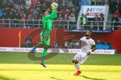1. BL - Saison 2016/2017 - FC Ingolstadt 04 - FC Bayern München - Martin Hansen Torwart(#35 FCI) - Arturo Vidal weiss FC Bayern München - Foto: Meyer Jürgen