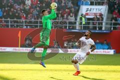 1. BL - Saison 2016/2017 - FC Ingolstadt 04 - FC Bayern München - Martin Hansen Torwart(#35 FCI) - Arturo Vidal weiss FC Bayern München - Foto: Meyer Jürgen