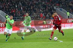 1. Bundesliga - Fußball - FC Ingolstadt 04 - VfL Wolfsburg -Solo Sturm auf das Tor, vergebene Chance, rechts Mathew Leckie (7, FCI), links Jeffrey Bruma (5 Wolfsburg) Ricardo Rodriguez (34 Wolfsburg)