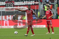 1. Bundesliga - Fußball - FC Ingolstadt 04 - FC Augsburg - Roger de Oliveira Bernardo (8, FCI) gibt die Richtung an, Romain Brégerie (18, FCI)