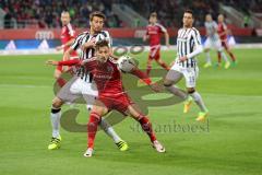 1. Bundesliga - Fußball - FC Ingolstadt 04 - Eintracht Frankfurt - Mathew Leckie (7, FCI) im Kampf