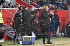 1. Bundesliga - Fußball - FC Ingolstadt 04 - Hamburger SV HSV - Cheftrainer Maik Walpurgis (FCI) am Spielfeld Gestik und links  und Co-Trainer Michael Henke (FCI) und Co-Trainer Ovid Hajou (FCI) Schrei Rufe