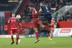 1. Bundesliga - Fußball - FC Ingolstadt 04 - RB Leipzig - Mathew Leckie (7, FCI) Willi Orban (4 Leipzig)