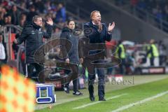 1. Bundesliga - Fußball - FC Ingolstadt 04 - VfL Wolfsburg -Cheftrainer Maik Walpurgis (FCI) an der Seitenlinie klatscht schreit, links Torwarttrainer Martin Scharfer (FCI)