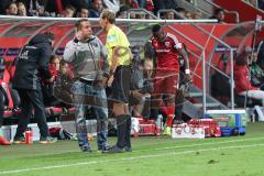 1. Bundesliga - Fußball - FC Ingolstadt 04 - Eintracht Frankfurt - 0:2 - Cheftrainer Markus Kauczinski (FCI) mit Schiedsrichter