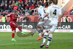 1. Bundesliga - Fußball - FC Ingolstadt 04 - Borussia Mönchengladbach - Sonny Kittel (21, FCI) schießt aufs Tor, Christoph Kramer (#6 Gladbach)