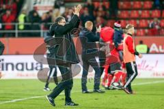 1. Bundesliga - Fußball - FC Ingolstadt 04 - VfL Wolfsburg -Spiel ist aus Unentschieden 1:1, Co-Trainer Michael Henke (FCI) bedankt sich bei den Fans