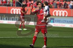 1. BL - Saison 2016/2017 - FC Ingolstadt 04 - 1. FSV Mainz 05 - Romain Brègerie (#18 FCI) mit seinem Kind - Foto: Meyer Jürgen