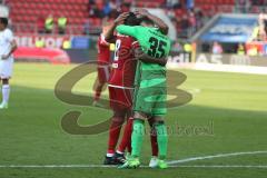 1. BL - Saison 2016/2017 - FC Ingolstadt 04 - 1. FSV Mainz 05 - Roger de Oliveira Bernardo (#8 FCI) - Martin Hansen Torwart(#35 FCI) umarmen sich nach dem Spiel - Foto: Meyer Jürgen