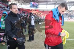 1. BL - Saison 2016/2017 - FC Ingolstadt 04 - Hamburger SV - Martin Hansen Torwart(#35 FCI) rechts beim Einlaufen zum warm machen - Martin Scharrer Torwarttrainer links - Foto: Meyer Jürgen