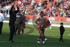 1. BL - Saison 2016/2017 - FC Ingolstadt 04 - 1. FSV Mainz 05 - Lezcano Farina,Dario (#37 FCI) wirft sein Trikot in die Zuschauer - Foto: Meyer Jürgen