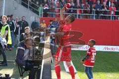 1. BL - Saison 2016/2017 - FC Ingolstadt 04 - 1. FSV Mainz 05 - Marcel Tisserand (#32 FCI) wirft sein Trikot in die Zuschauer - Foto: Meyer Jürgen