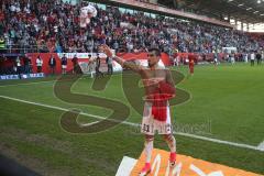 1. BL - Saison 2016/2017 - FC Ingolstadt 04 - SV Darmstadt - Lezcano Farina,Dario (#37 FCI) wirft sein Trikot zu den Fans - Foto: Meyer Jürgen