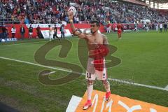 1. BL - Saison 2016/2017 - FC Ingolstadt 04 - SV Darmstadt - Lezcano Farina,Dario (#37 FCI) wirft sein Trikot zu den Fans - Foto: Meyer Jürgen