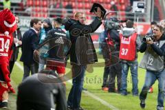 1. BL - Saison 2016/2017 - FC Ingolstadt 04 - RB-Leipzig - Maik Walpurgis (Trainer FCI) bedankt sich bei den Fans - Foto: Meyer Jürgen