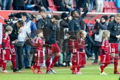 1. BL - Saison 2016/2017 - FC Ingolstadt 04 - RB-Leipzig - Die Spieler beim einlaufen - Mathew Leckie (#7 FCI) - Roger de Oliveira Bernardo (#8 FCI) betet zum Himmel - Foto: Meyer Jürgen