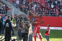 1. BL - Saison 2016/2017 - FC Ingolstadt 04 - 1. FSV Mainz 05 - Marcel Tisserand (#32 FCI) wirft sein Trikot in die Zuschauer - Foto: Meyer Jürgen