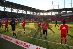 1. BL - Saison 2016/2017 - FC Ingolstadt 04 - RB-Leipzig - Die Mannschaft beim warm machen - Foto: Meyer Jürgen