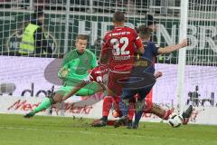 1. BL - Saison 2016/2017 - FC Ingolstadt 04 - RB-Leipzig - Ørjan Nyland (#26 FCI) - Marcel Tisserand (#32 FCI) - Marvin Matip (#34 FCI) blockt einen Schuss - Parade - Foto: Meyer Jürgen