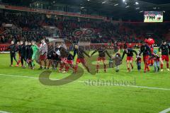 1. BL - Saison 2016/2017 - FC Ingolstadt 04 - RB-Leipzig - Die Spieler bedanken sich bei den Fans - laola - sieg - jubel - Foto: Meyer Jürgen