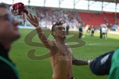 1. BL - Saison 2016/2017 - FC Ingolstadt 04 - 1. FSV Mainz 05 - Lezcano Farina,Dario (#37 FCI) wirft sein Trikot in die Zuschauer - Foto: Meyer Jürgen