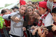 1. Bundesliga - Fußball - FC Ingolstadt 04 - Letzter Spieltag - Saisonabschlußfeier für die Fans - Autogramme und Selfies mit den Spielern, Moritz Hartmann (9, FCI)