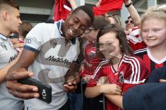 1. Bundesliga - Fußball - FC Ingolstadt 04 - Letzter Spieltag - Saisonabschlußfeier für die Fans - Autogramme und Selfies mit den Spielern, Roger de Oliveira Bernardo (8, FCI)