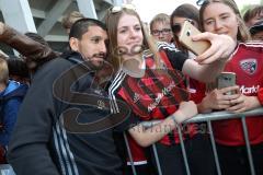 1. Bundesliga - Fußball - FC Ingolstadt 04 - Letzter Spieltag - Saisonabschlußfeier für die Fans - Autogramme und Selfies mit den Spielern, Almog Cohen (36, FCI)