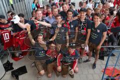 1. Bundesliga - Fußball - FC Ingolstadt 04 - Letzter Spieltag - Saisonabschlußfeier für die Fans - Autogramme und Selfies mit den Spielern, Cheftrainer Maik Walpurgis (FCI) mit seinem Walpurgis Fanclub