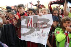 1. Bundesliga - Fußball - FC Ingolstadt 04 - Letzter Spieltag - Saisonabschlußfeier für die Fans - Matip Trikotwünsche