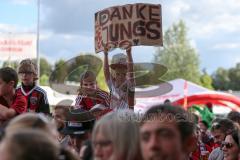 1. BL - Saison 2016/2017 - FC Ingolstadt 04 - FC Schalke 04 - Saisonabschlussfeier - Fans - choreo - Banner - Schild - Foto: Meyer Jürgen