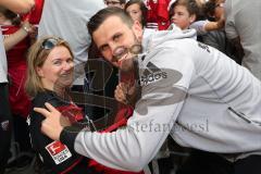 1. Bundesliga - Fußball - FC Ingolstadt 04 - Letzter Spieltag - Saisonabschlußfeier für die Fans - Autogramme und Selfies mit den Spielern, Pascal Groß (10, FCI)