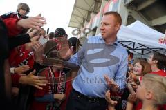 1. Bundesliga - Fußball - FC Ingolstadt 04 - Letzter Spieltag - Saisonabschlußfeier für die Fans - Cheftrainer Maik Walpurgis (FCI) im Fanbad