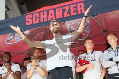 1. Bundesliga - Fußball - FC Ingolstadt 04 - Letzter Spieltag - Saisonabschlußfeier für die Fans - auf der Bühne, Lukas Hinterseer (16, FCI) verabschiedet sich