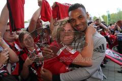 1. Bundesliga - Fußball - FC Ingolstadt 04 - Letzter Spieltag - Saisonabschlußfeier für die Fans - Autogramme und Selfies mit den Spielern, Marvin Matip (34, FCI) mit seiner Taxi Fahrerin