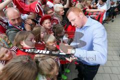 1. BL - Saison 2016/2017 - FC Ingolstadt 04 - FC Schalke 04 - Maik Walpurgis (Trainer FCI) beim Autogramme geben - Foto: Meyer Jürgen