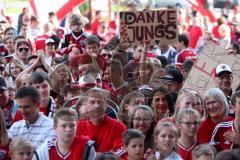 1. BL - Saison 2016/2017 - FC Ingolstadt 04 - FC Schalke 04 - Saisonabschlussfeier - Fans - choreo - Banner - Schild - Foto: Meyer Jürgen