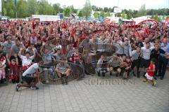 1. BL - Saison 2016/2017 - FC Ingolstadt 04 - FC Schalke 04 - Die Mannschaft vor den Fans - Foto: Meyer Jürgen